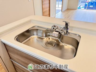 【キッチン】 | ブルーミングガーデン宇都宮市中戸祭1丁目　4号棟 | 同社施工物件の写真です。※建具やフローリング、その他仕様が違う場合がございます。