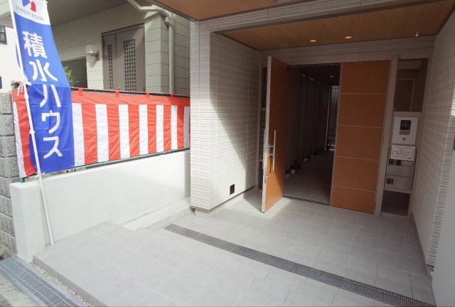 プリュニエ本山のエントランス