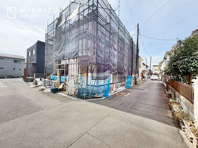 【外観】 | 青く澄み渡った綺麗な空と、陽の光をたっぷりと受ける、そんな新築住宅で新生活をスタートしてみませんか？見学・ご相談等、ミライズホーム(株)までお気軽にご連絡下さい。