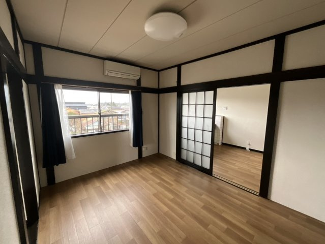 元宿ビルの洋室|現状有姿となります。