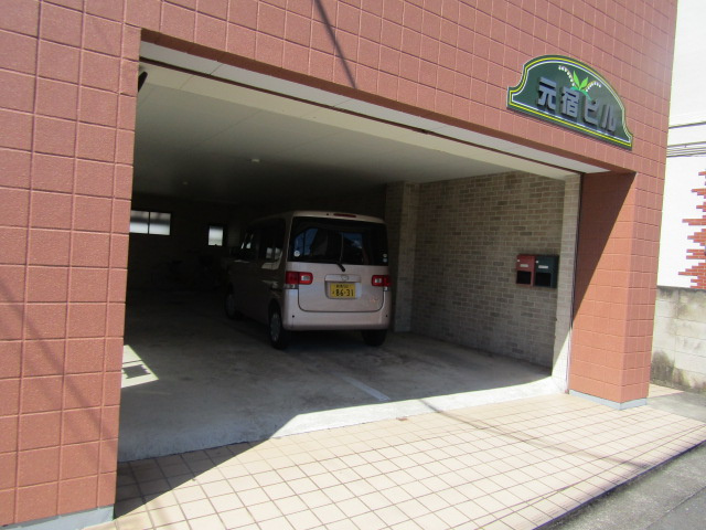 元宿ビルの駐車場