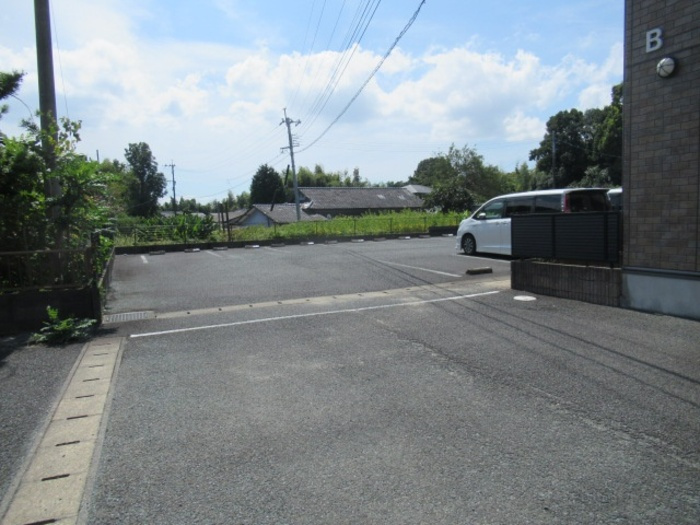 ウィルモア西梶尾 C棟の駐車場