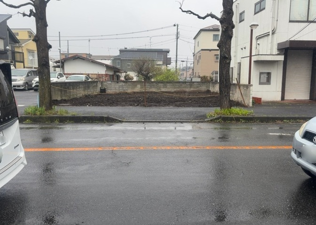 【外観】 | 現地に行くなら、物件の周囲の地形がどうなっているかを見ることも大切です。周辺より低くなっている土地では、大雨などで水が集まりやすいため、地盤が弱くなっているということも考えられるため、注意が必要です。