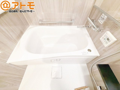 【浴室】 | チュリス曲金 | 脚を伸ばしてリフレッシュ♪広々湯舟でお湯に浸かれば疲労回復効果につながります♪