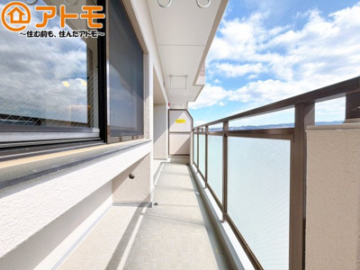 【バルコニー】 | チュリス曲金 | 陽当りの良いバルコニーはお洗濯物はもちろんお布団もふかふかになります♪