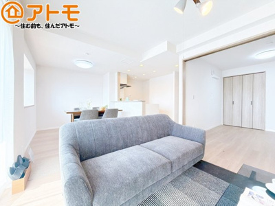 【居間・リビング】 | チュリス曲金 | 日当たりのよいリビングは、一年を通してぽかぽかとしています。家族が自然と集まる空間になりそうですね♪