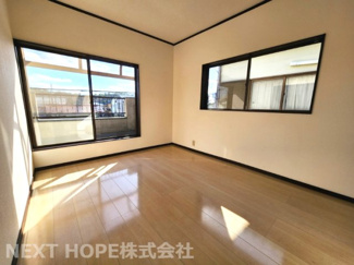 【洋室】 | 川西市東畦野山手１丁目中古戸建　お庭・カーポート付き | 洋室８帖です♪バルコニーに面した二面採光の明るい室内です！！