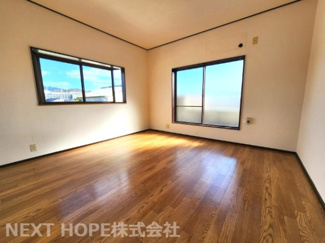 【洋室】 | 川西市東畦野山手１丁目中古戸建　お庭・カーポート付き | 2階洋室です♪二面採光の明るい室内です！！