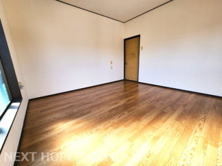 【洋室】 | 川西市東畦野山手１丁目中古戸建　お庭・カーポート付き | 2階バルコニーに面した洋室です♪明るく開放的な室内です！！