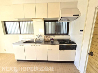 【キッチン】 | 川西市東畦野山手１丁目中古戸建　お庭・カーポート付き | 大きなシステムキッチンです♪収納力もございます！キッチン前には窓も有り、明るく快適です！！