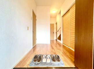 【玄関】 | 川西市東畦野山手１丁目中古戸建　お庭・カーポート付き | スッキリとした玄関です♪いつでもご見学できます！！お気軽にネクストホープ不動産までお問い合わせを！！