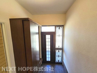 【玄関】 | 川西市東畦野山手１丁目中古戸建　お庭・カーポート付き | スッキリとした玄関です♪いつでもご見学できます！！お気軽にネクストホープ不動産までお問い合わせを！！