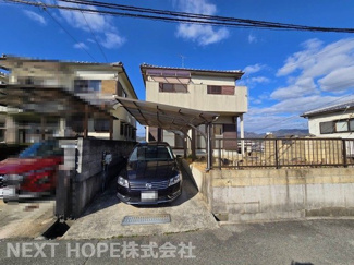 【駐車場】 | 川西市東畦野山手１丁目中古戸建　お庭・カーポート付き | カーポートもございます♪大切な自動車を守ってくれます！！駐車場横にはお庭も有り、ガーデニングも楽しめます！！