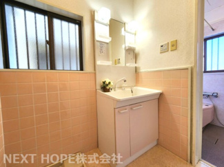 【独立洗面台】 | 川西市東畦野山手１丁目中古戸建　お庭・カーポート付き | 洗面化粧台です♪シャワー水栓で使い勝手も良いです！洗面台横には室内洗濯機置き場もございます！！