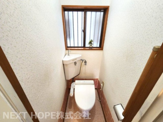 【トイレ】 | 川西市東畦野山手１丁目中古戸建　お庭・カーポート付き | トイレは1階・2階に設けられております♪こちらは１階部分のトイレです！