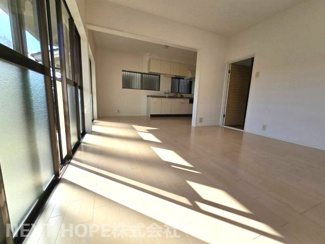 【居間・リビング】 | 川西市東畦野山手１丁目中古戸建　お庭・カーポート付き | LDKは約15帖です♪ご家族がゆっくり寛げる癒しの空間です！！ぜひ現地でご確認ください！