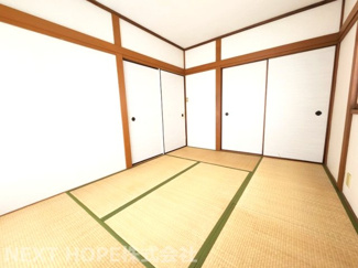 【和室】 | 川西市東畦野山手１丁目中古戸建　お庭・カーポート付き | 1階和室6帖です♪足を伸ばして寛げる居室です！！奥悪様部屋として・小さなお子様の遊びスペースとしても活躍し作れます！！