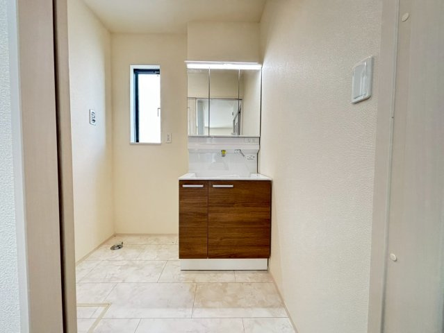 江戸川区東小岩１丁目　新築戸建F号棟の独立洗面台|2026年3月1日撮影