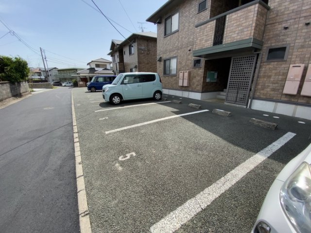 ウィルモア輝 A棟の駐車場