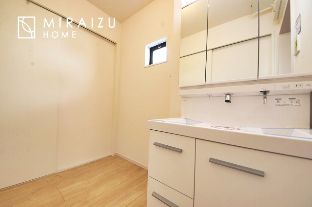 【独立洗面台】 | 高級感漂う洗面台です。鏡の後ろの収納棚もとても充実しております。コスメが大好きな奥様も、女子力高いご主人様もきっとご満足いただける収納力です。三面鏡なので、ヘアセットにも便利です。