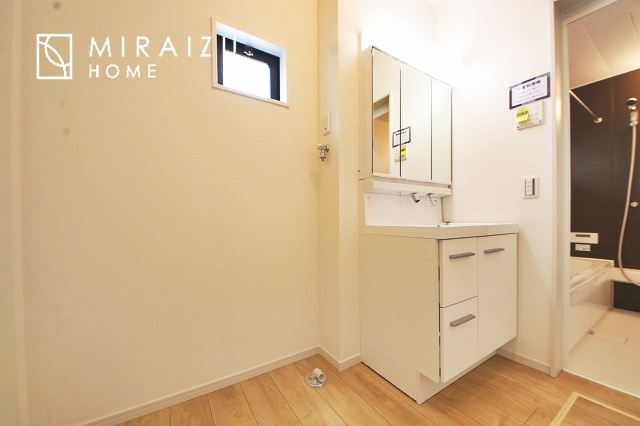 【洗面所】 | 洗濯機置き場と脱衣スペースもしっかりと確保されている洗面室、洗面コーナーは、窓から陽も差し明るく開放的な造りです。家事導線も良いので洗濯物やお湯はりもストレスフリーに毎日家事を楽しめそうです。
