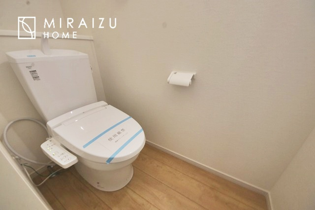 【トイレ】 | 空気の換気と窓からの光の明るさに配慮した清潔感のあるトイレ、ご自分の好きなアロマや芳香剤を置いて落ち着く空間を演出、一人になれる空間ですから、リラックスしたいですね。