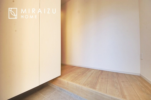 【玄関】 | いってきます♪ただいま♪明るい声が聞こえてきそうな玄関。ナチュラルなカラーがとても清潔感のある造りです♪