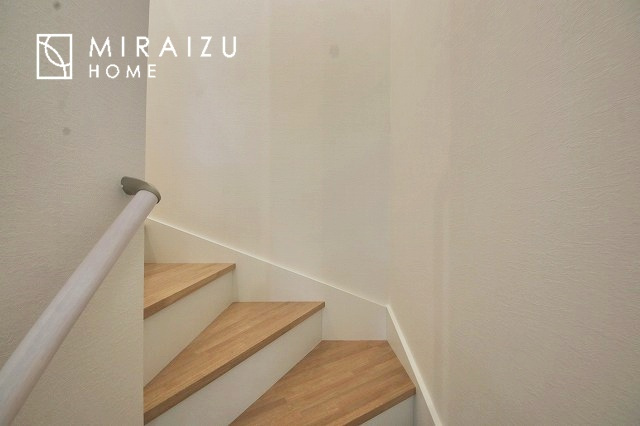 【内装】 | プライベートの空間もみんなで過ごす空間も両社兼ね備えたつくりです。階段には安全性を配慮し、手すりを設置。太陽の光と風が心地良い窓も付いた内装です。