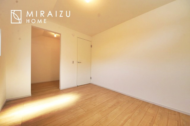 【洋室】 | 居心地の良さそうなリラックスできる空間。独立性のある建物ですので、ご自分の時間を大切にしたご家族様にぴったりです！