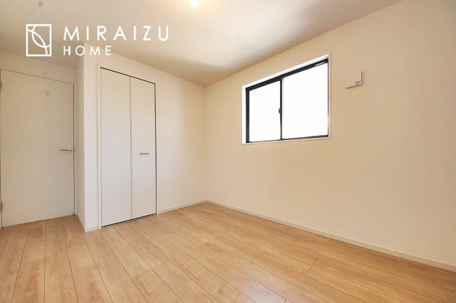 【寝室】 | 広さのある洋室は、ご夫婦様の寝室にぴったりですね。ご主人様の趣味のものや書斎などにも使用できるくらいの広さが嬉しいです。収納もばっちり完備してますのでお荷物が多いご家族様も安心してお暮しいただけます！