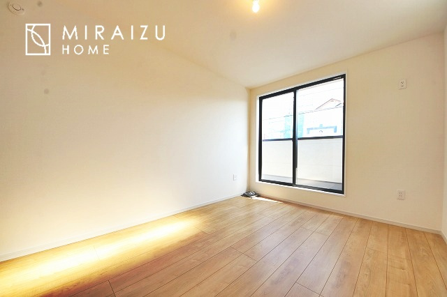 【寝室】 | 広さのある洋室は、ご夫婦様の寝室にぴったりですね。ご主人様の趣味のものや書斎などにも使用できるくらいの広さが嬉しいです。収納もばっちり完備してますのでお荷物が多いご家族様も安心してお暮しいただけます！