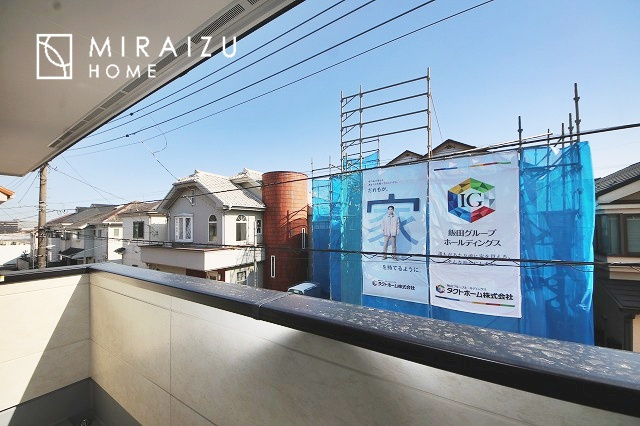 【バルコニー】 | 小鳥の鳴き声で目覚める朝、爽やかな風が入ります。太陽の陽射しでお洗濯物がカラッと乾き、気持ちの良い洋服とお布団で快適に過ごせます。