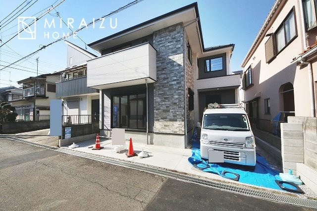 【外観】 | 青く澄み渡った綺麗な空と、陽の光をたっぷりと受ける、そんな新築住宅で新生活をスタートしてみませんか？見学・ご相談等、ミライズホーム(株)までお気軽にご連絡下さい。