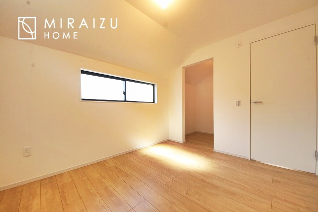 【子供部屋】 | 床のフローリングもオシャレな洋室が嬉しいです。独立性のある住宅ですので、各居室それぞれ、テイストの違うお部屋インテリア造りをしても面白いかもしれませんね！