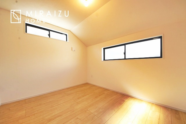 【洋室】 | 小鳥の鳴き声で目覚める朝、爽やかな風が入ります。太陽の陽射しでお洗濯物がカラッと乾き、気持ちの良い洋服とお布団で快適に過ごせます。