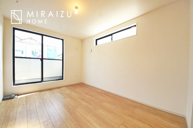 【寝室】 | 収納あり、自然な採光ありの洋室。家族みんなが気持ち良く目覚められる、過ごしやすい主寝室などにもお勧め。もちろん、ペットもご一緒に。