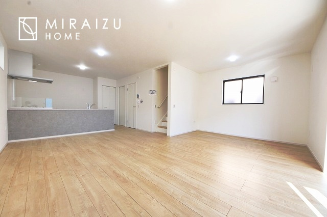 【居間・リビング】 | 陽当たりが心地の良いリビング空間です。日中はカーテンを開けて自然な光を取り込みリラックスして過ごしたいですね、照明器具もセンスの良いものを使いたいですね。