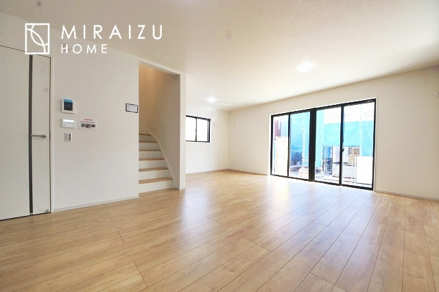 【居間・リビング】 | 大きな窓が特徴の南向きリビングでは、太陽光も沢山取り込むことが出来てお家の中にいても日光浴が可能ですね、開放的な空間です。インテリア選びも楽しそう、ご家族様で相談しながらインテリア配置も楽しみたいです