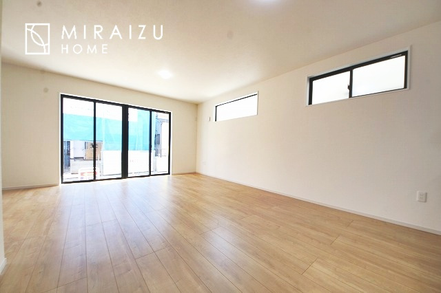 【居間・リビング】 | 明るい光が取り入れられる空間設計のリビングです。インテリア配置もしやすい間取りです。壁や床の色と合わせて落ち着いたインテリアも選びたいですね♪グリーンを飾っても素敵だと思います。