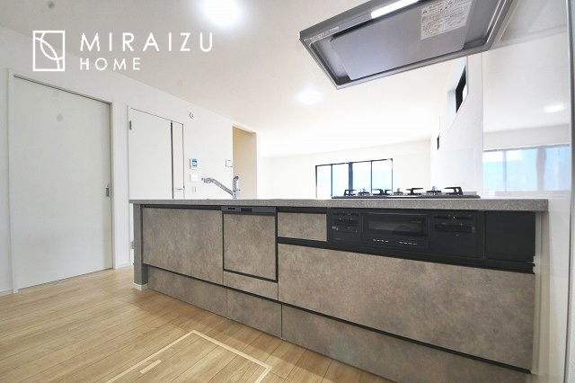 【キッチン】 | 洗練されたキッチンでは毎日の家事を少しでも楽に快適に工夫したいですね、大きいシンクではお皿洗いもストレスフリー、3口コンロでは要領よくお料理も可能です。レンジフードもお掃除がしやすい設計が嬉しい。