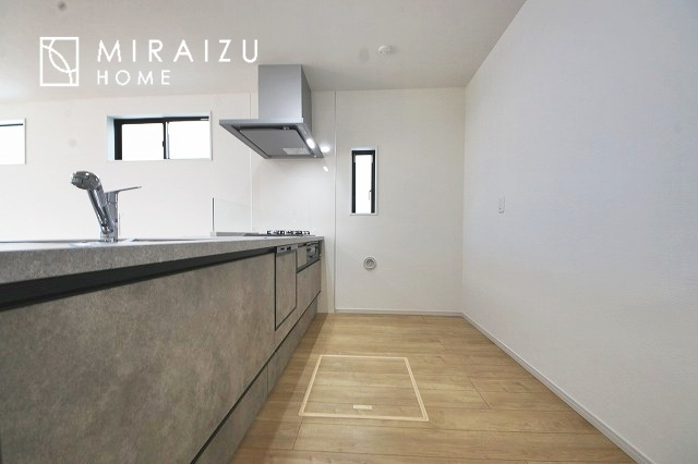 【キッチン】 | スッキリとした形が上品な広々ワイドキッチンです。レンジフードもすっきりとした造りなので圧迫感もございません。窓もあり明るい空間の中で毎日お料理することが可能です。収納スペースも広いのが嬉しいですね。