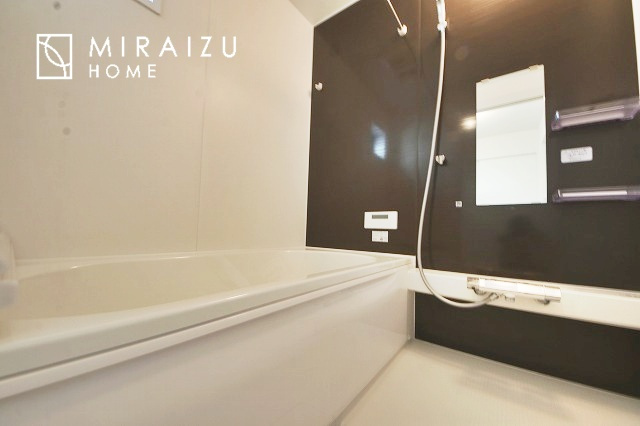 【浴室】 | 清潔感のあるホテルのような広い浴室が自慢です。疲れた日にはお湯をためてリラックスタイムを楽しみたいですね、今はスマホも防水の時代です、半身浴をしながら動画視聴、漫画視聴、楽しく過ごしたいですね^^