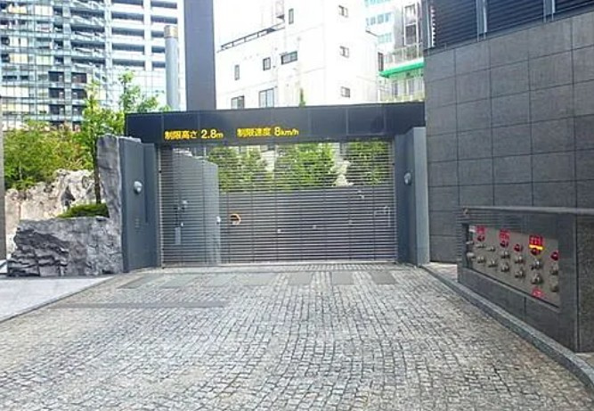 コンシェリア西新宿TOWER'S WESTの駐車場