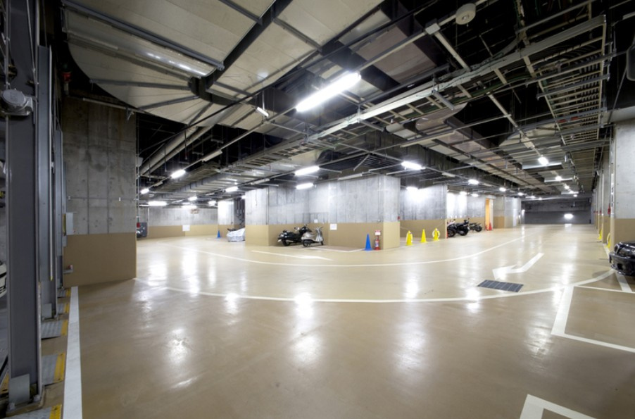 コンシェリア西新宿TOWER'S WESTの駐車場