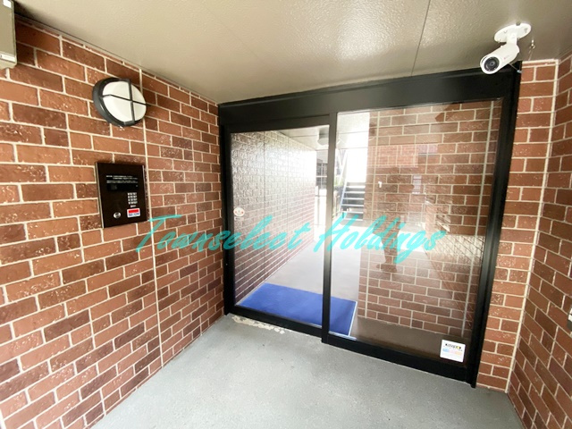 藤沢市亀井野のアパートのエントランス