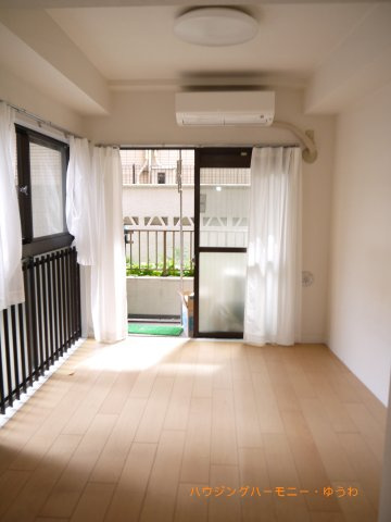 【洋室】 | ライオンズマンション駒込第５ | 暖かいひだまりを全身で感じ取れる室内。