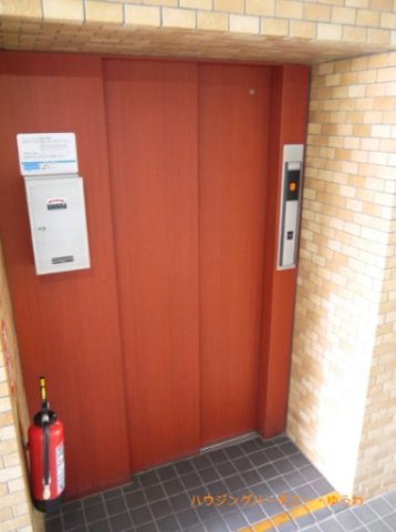 【その他共用部分】 | ライオンズマンション駒込第５ | 階段移動の手間を省く現代の必需設備です。