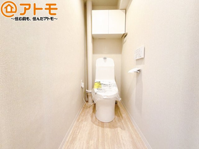 【トイレ】 | 新中町ビル | 清潔感のあるトイレです♪棚も設置されているので、掃除用具や消耗品なども収納可能です！