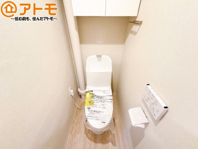 【トイレ】 | 新中町ビル | 年代を問わず使いやすい洗浄機能付きのトイレ♪肌への負担をも減らせるのでお子様の敏感なお肌も安心！