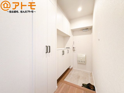 【玄関】 | 新中町ビル | 落ち着いた色合いの玄関は防犯性に優れた仕様になっています♪